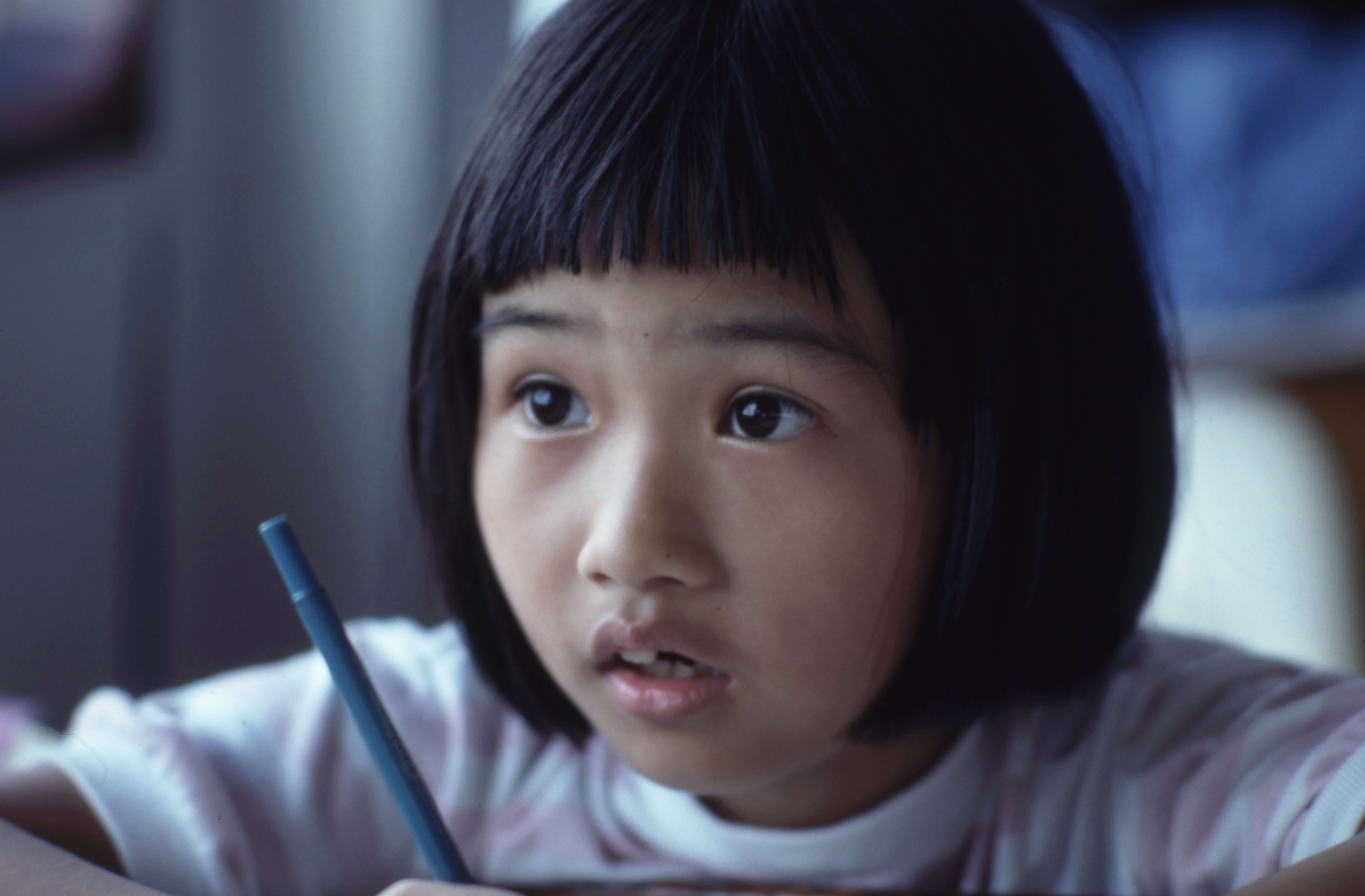 勉強しながら何かに気づく女の子
